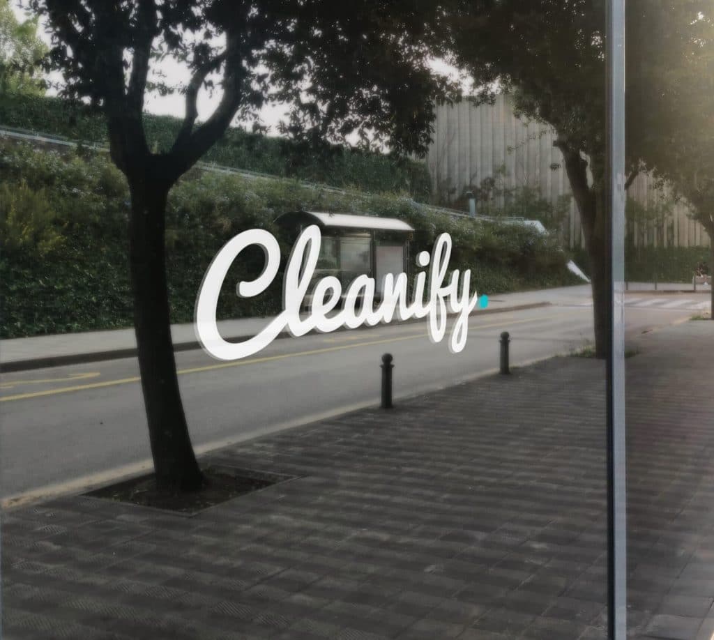 Cleanify Logo auf einer Glasfassade