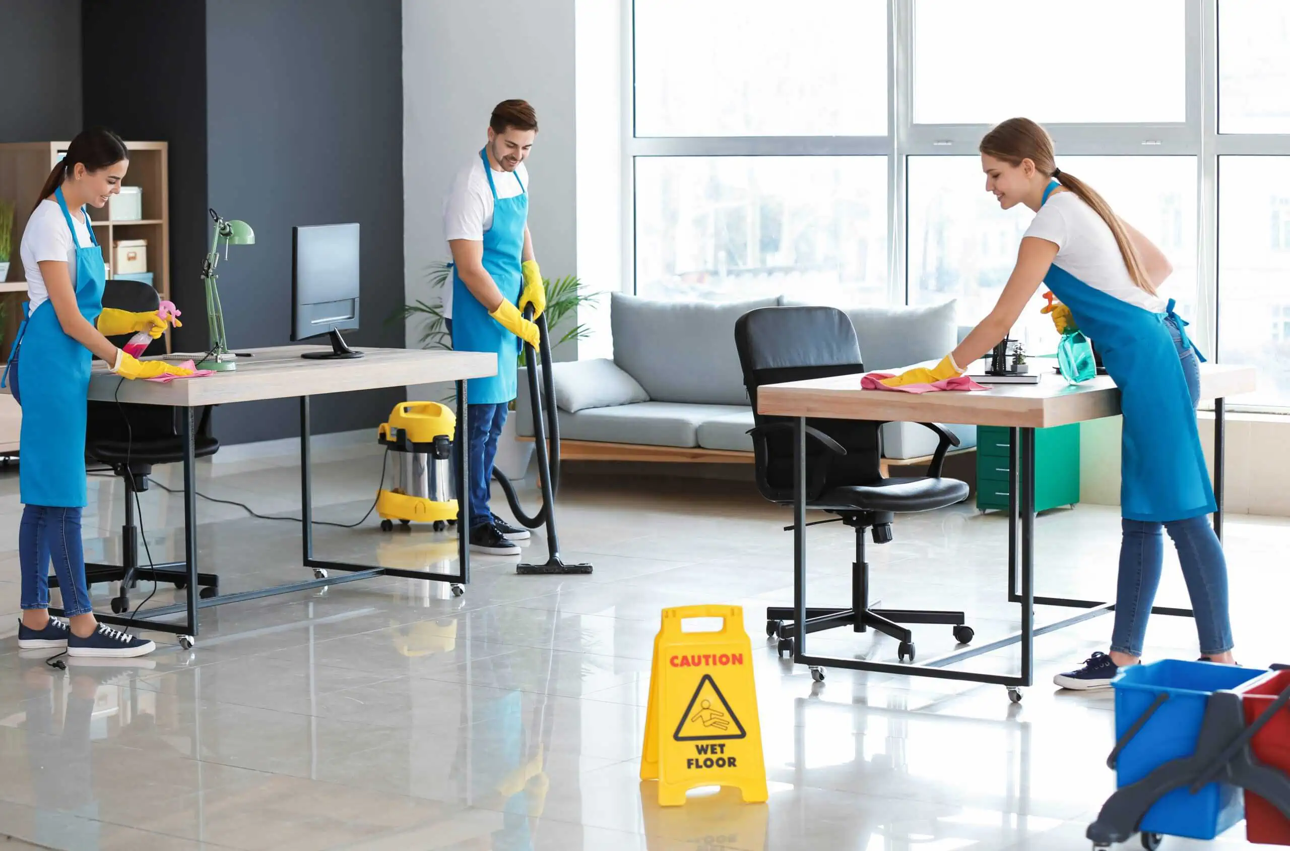 Reinigungsmitarbeiter reinigen in einem Büro