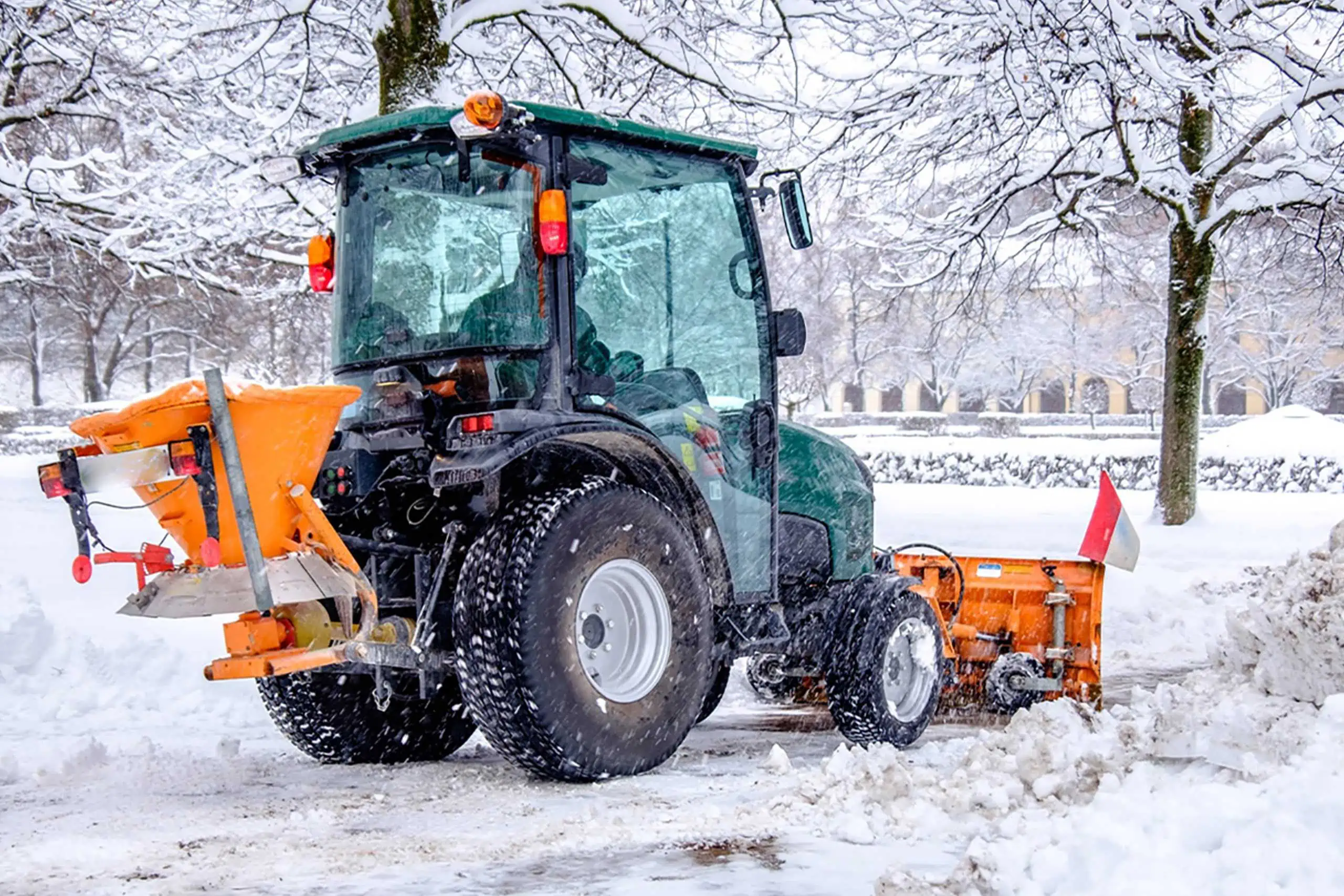 Moderner Traktor entfernt Schnee von der Straße