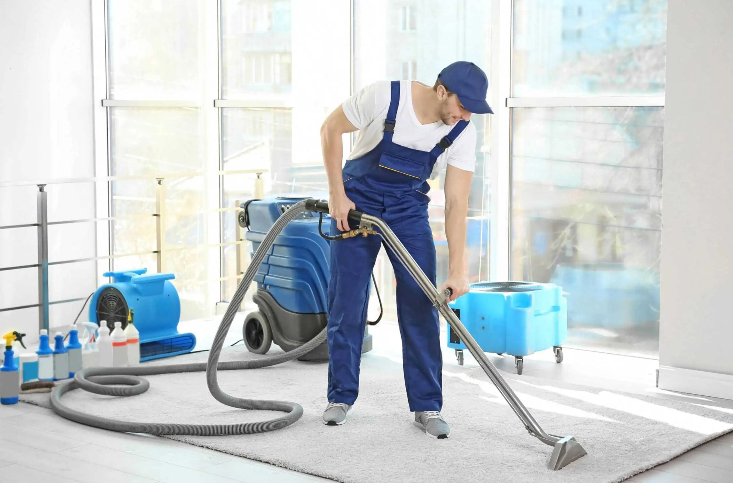 Mitarbeiter einer Reinigungsfirma reinigt einen Teppich