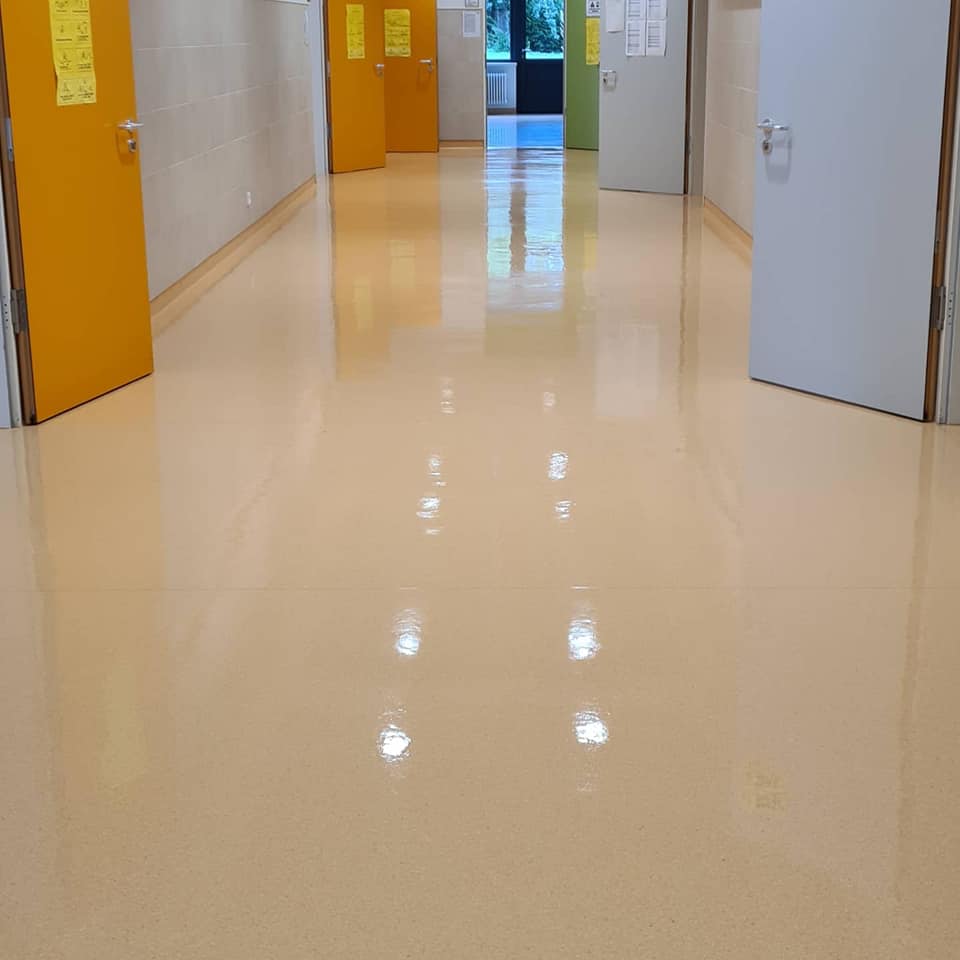 Ein frisch-gereinigter Boden eines Schulganges.